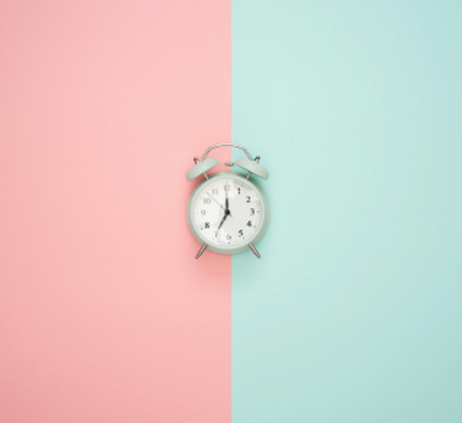 Zegar na różowo-błękitnym tle
